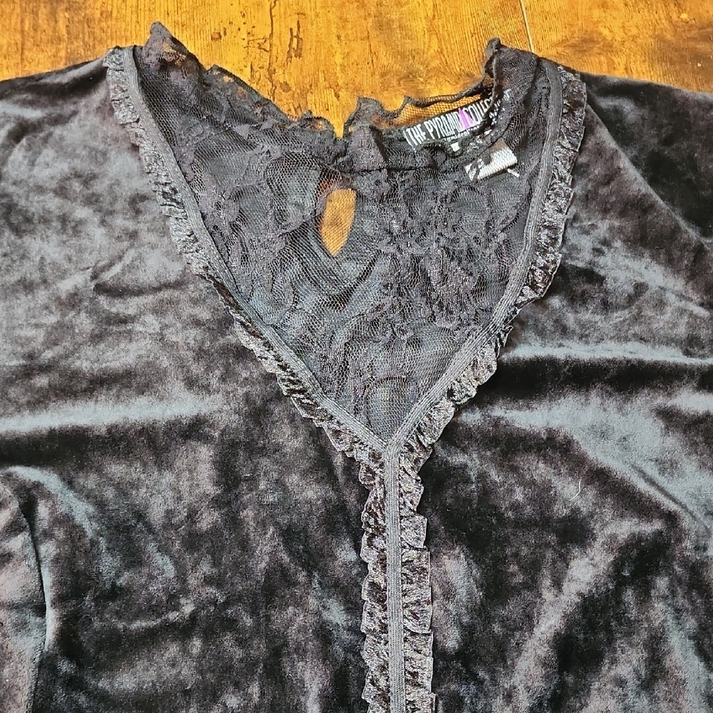 THE PYRAMID COLLECTION | Black Velvet Lace Goth Pleated Bell Sleeve Top | 3X - Picture 9 of 12